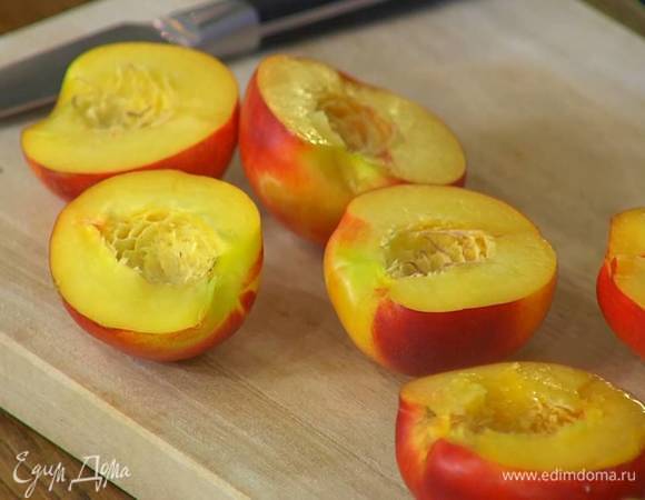 Нектарины разрезать пополам, удалить косточки.