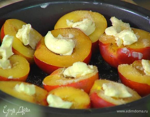 Половинки нектаринов уложить плотным слоем в небольшой глубокий противень срезами вверх, полить амаретто, сверху выложить по небольшому кусочку размягченного сливочного масла и посыпать коричневым сахаром.