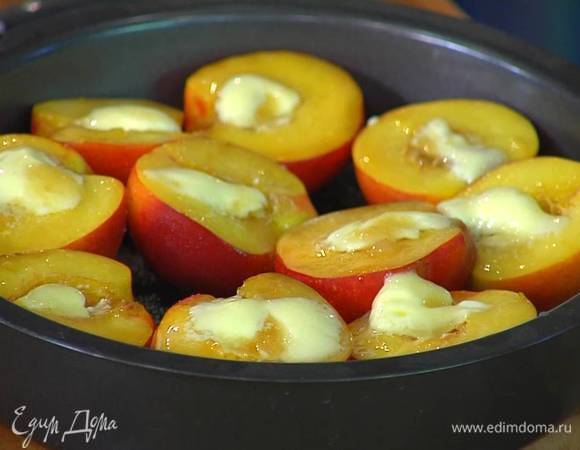 Накрыть противень фольгой и запекать нектарины в разогретой духовке 10 минут.