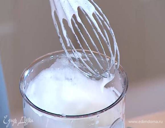 Белки взбить в воздушную пену, затем, продолжая взбивать, небольшими порциями всыпать сахарную пудру.