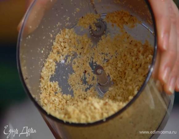 Фундук измельчить в блендере в очень мелкую крошку.