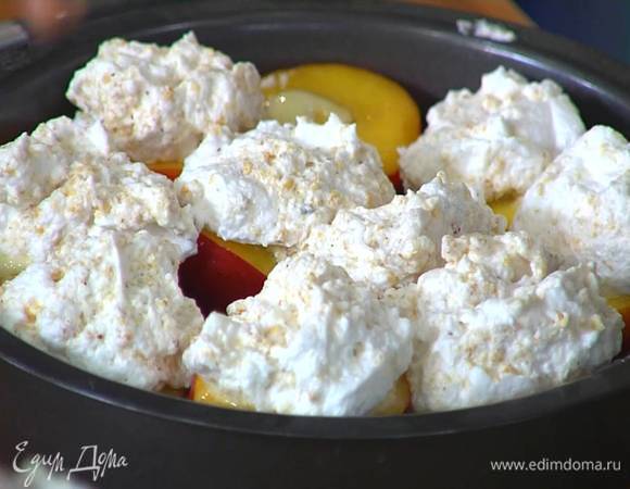 Большую часть измельченных орехов добавить в белки, перемешать и выложить белковую шапочку на каждый подпеченный нектарин.