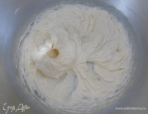 Взбейте масло, мед и ванильный экстракт.