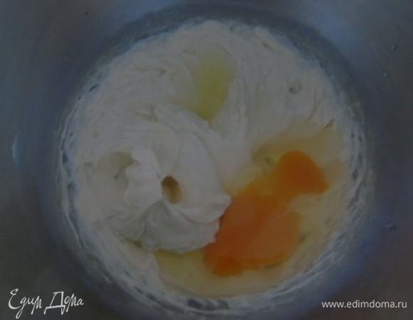 Добавьте яйцо и сок лимона. Яйцо берите маленькое. Все хорошо перемешайте. 