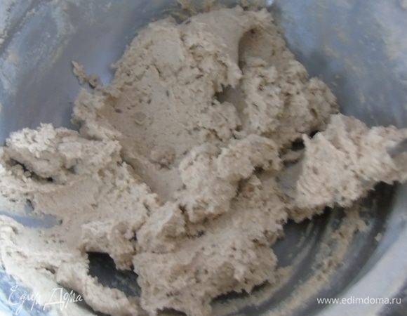 Всыпьте сухие ингредиенты и замесите тесто. Заверните в пленку и отправьте в холодильник на 30 минут.