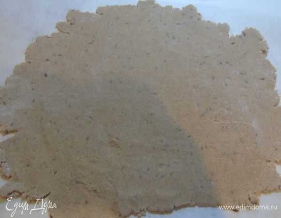 Раскатайте на присыпанной мукой поверхности, сверху тоже немного можете присыпать мукой, если скалка липнет.