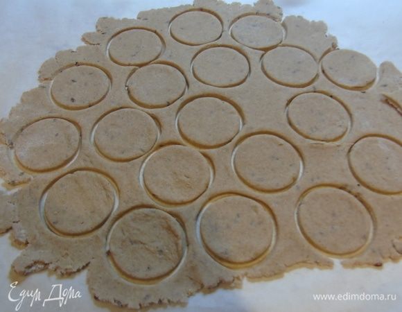 Вырежьте любые формы по желанию, я стаканчиком круглые.