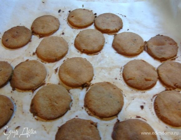 Выпекайте на пергаменте 7-10 минут в разогретой до 180°С духовке.