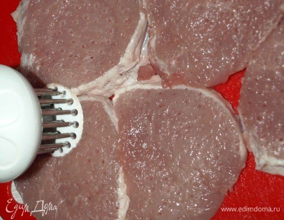 Свинину нарезаем на стейки или покупаем готовые, слегка отбиваем (что не обязательно).