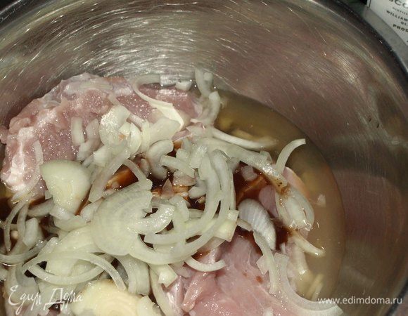 Лук режем полукольцами и добавляем к мясу. Добавляем виски и все хорошо перемешиваем.