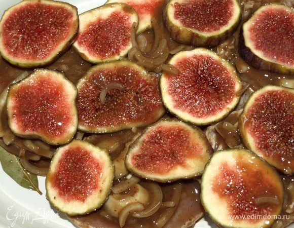 Когда вы решили, что мясо промариновалось достаточно, то выкладываем его в форму для запекания, выкладываем сверху маринад и инжир.