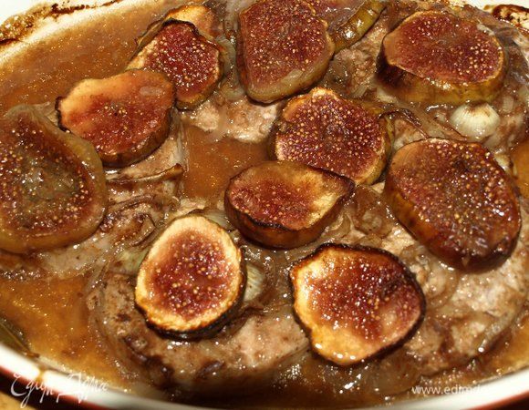 Отправляем форму с мясом в заранее разогретую до 180°С духовку на 1 час или 1,5 (на ваше усмотрение). Периодически открывать духовку и поливать маринадом. Достать готовое мясо. Дать ему отдохнуть минут 5 и можно подавать. Маринад слить в отдельную посуду и подавать к мясу.