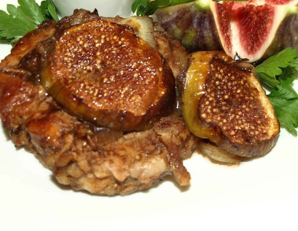 Выкладываем мясо на тарелку. Сверху кладем инжир. Подаем с маринадом, свежими овощами, картофелем. 