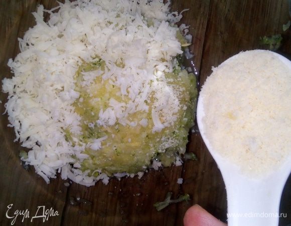 Натертые на средней терке кабачки (я брала не большие) выложить в стеклянную миску. Сок, который дали кабачки я оставила, так, чтобы потом не добавлять воду. 
Добавить натертый на средней или мелкой терке твердый сыр и тертый пармезан.