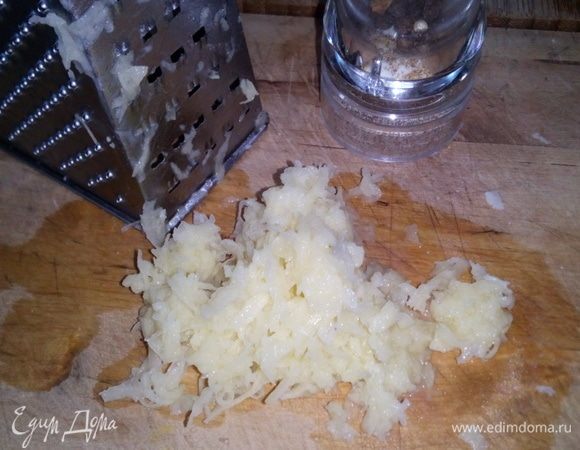 Натереть картофель на средней терке.
Добавить его в миску к кабачкам и сыру.