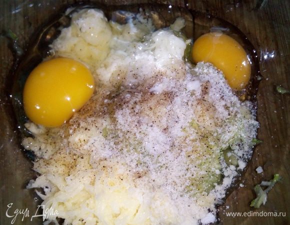 К нашим ингредиентам в миску добавить: яйца, чеснок (натертый на мелкой терке), соль, перец.
Все хорошо перемешать.