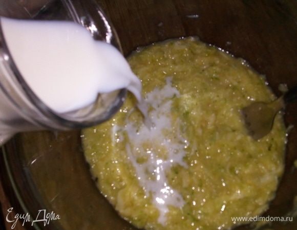 Влить 100 мл молока, перемешать.