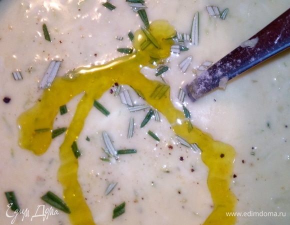 Добавить цедру лимона, порезанные листики розмарина. Я добавила немного оливкового масла (по желанию).