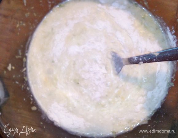Добавляя постепенно рисовую муку, помешивать.
Тесто по консистенции должно получится чуть гуще, чем на блины, и чуть жиже, чем на оладьи.