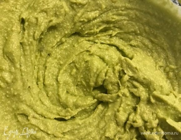 Остудить кекс. Сделать крем: авокадо с соком лимона взбить в блендере. Смешать смесь с творожным сыром, добавить соль. 