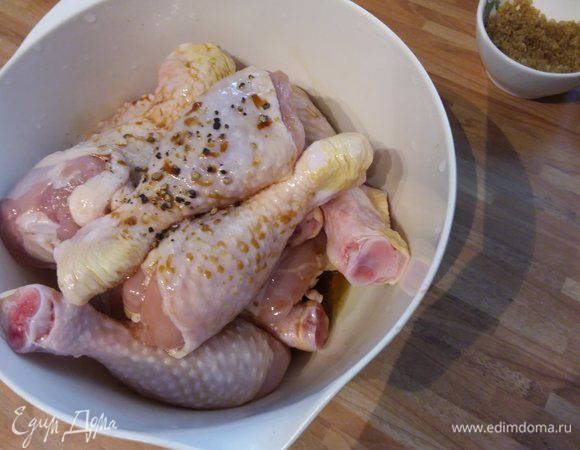 В начале нужно замариновать курицу. Маринад прост: соевый соус, кунжутное масло, соль и перец по вкусу. Тщательно перемешать. 