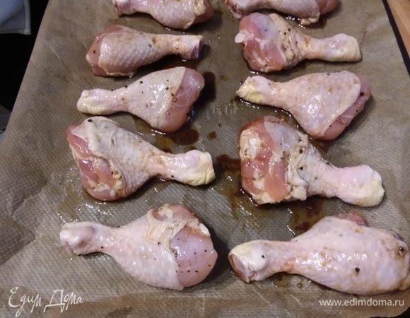Выложить курицу на противень с пергаментной бумагой и запекать в заранее разогретой до 180°С духовке около 30 минут до готовности курицы. 