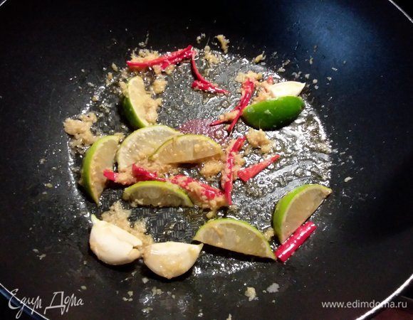 Обжарить все на сильном огне, добавить пиво и сахар (можно заменить белым или медом). Уварить соус. 