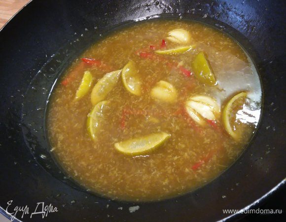 Чтобы загустить соус, нужно смешать крахмал с холодной водой и влить в основной соус. Помешивая, довести до загустения. 