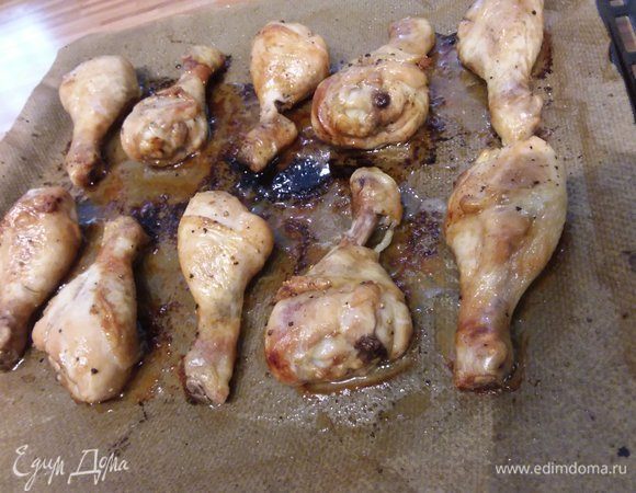 Курочка готова. Убедиться в этом можно, если проткнуть ее ножом, и сок будет прозрачным. 