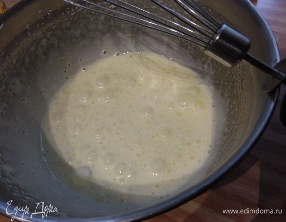 Для пушистого теста нужно взбить яйца с сахаром не менее 8–10 минут. 