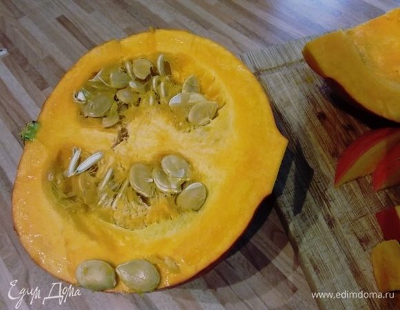 Тыкву среднего размера разрезать на половину, вычистить семена. Нам понадобится только половина тыквы. Вторую половину мы используем в другом рецепте. 