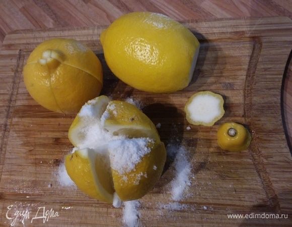 Лимоны желательно брать био, но если таковых нет, то лимоны нужно тщательно вымыть, используя щетку и обсушить. Со стороны черешка срезать верх, с противоположной черешка  стороны сделать крестообразный надрез, но не до конца. Наполнить разрезы солью (по 1 ст. л. на лимон) и сложить в чистую стеклянную банку с плотно закрывающейся крышкой.