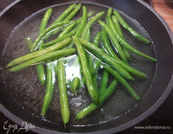 Фасоль я добавила от себя. Отварила предварительно и обдала ледяной водой. 