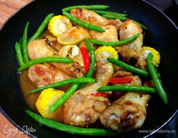 Вместе с соусом, который образовался при запекании, переложить курицу в основной соус. Дать пропитаться минут 10–15, аккуратно перемешать. Кукуруза — тоже моя идея. 