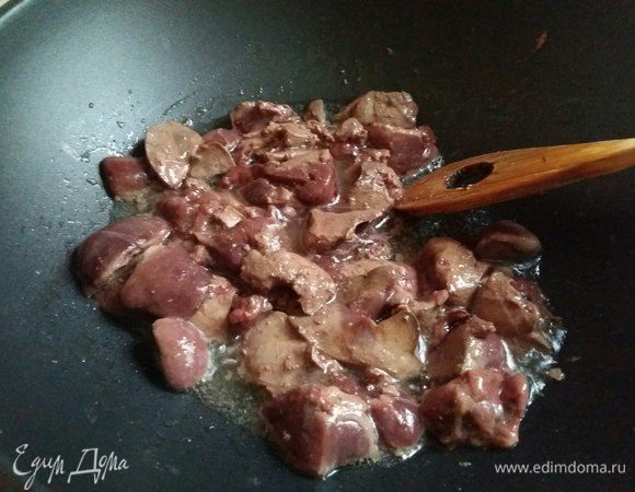 В сковороду-вок налить немного растительного масла, опустить куриную печень и быстро обжарить.