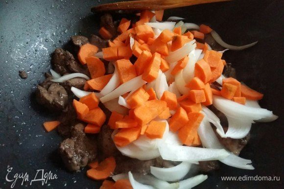 Добавить лук и морковь, 2ст. л.воды, нагреть овощи и тушить под крышкой 3-5 минут.