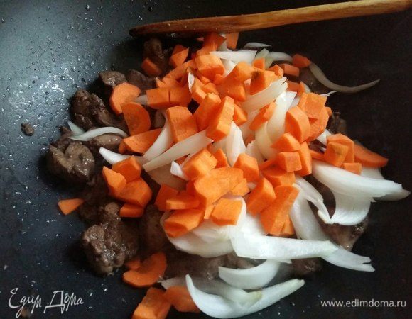Добавить лук и морковь, 2ст. л.воды, нагреть овощи и тушить под крышкой 3-5 минут.