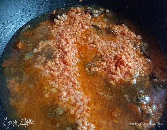 Добавить в сковороду чечевицу, воду, соль по вкусу и довести до кипения.