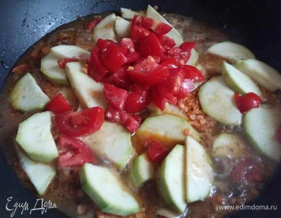 Добавить к чечевице, все перемешать, накрыть крышкой и тушить при медленном кипении 15 минут. За это время чечевица успеет приготовиться и раскрыться, что способствует загущению жидкости. В конце добавить зелень петрушки, либо кинзы.