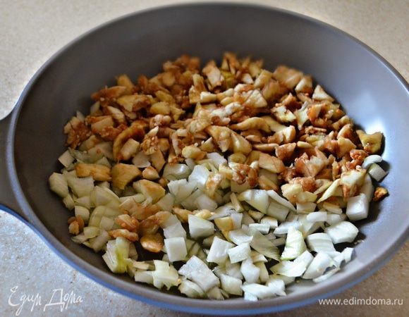 Тем временем мякоть баклажанов и репчатый лук нарезать мелкими кубиками и обжарить на оливковом масле до мягкости. Приправить солью и перцем.