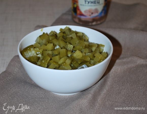 Порезать мелко огурчики.