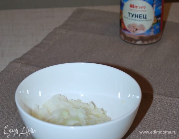 Порезать мелко лук.