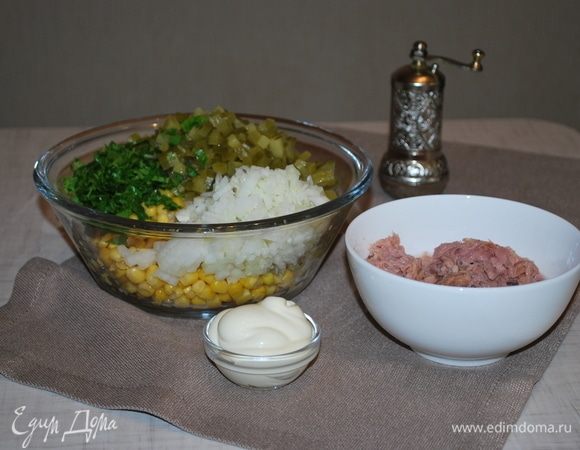 Порезать зелень и размельчить кусочки тунца. Для этого салата надо брать качественного тунца, от этого будет зависеть вкус салата. Я не рекомендую брать тунец для салатов. Надо брать тунец кусочками!