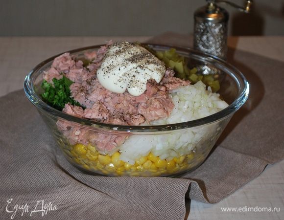 Добавить майонез, черный перец и все перемешать.