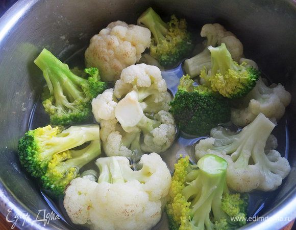 Проварить по пару минут, перевернув в процессе.