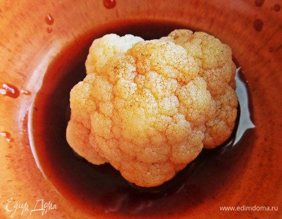 Чтобы капуста не была пресная, я решила обмакнуть в соевый соус.