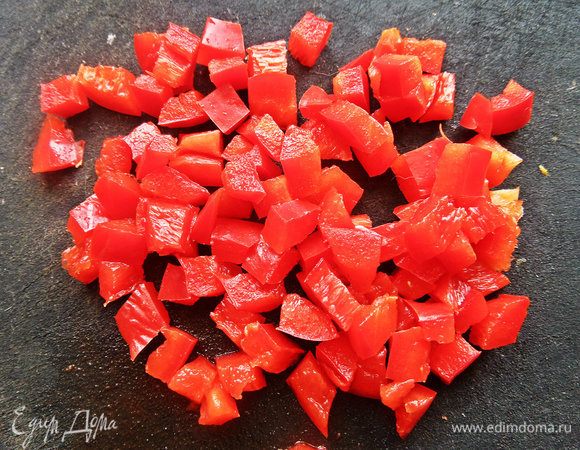Перец нарезать на кубики.