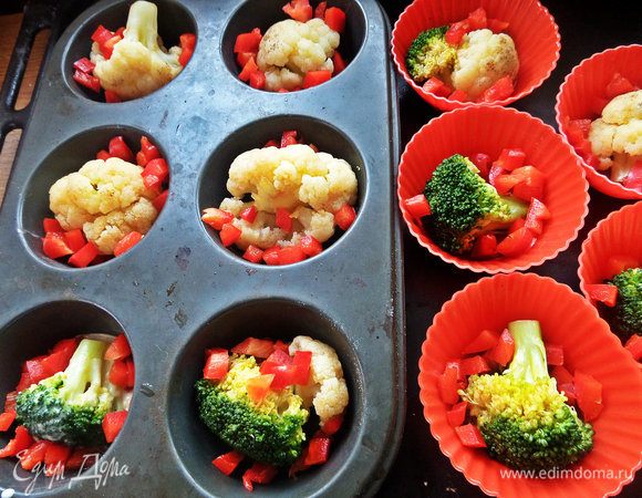 Насыпать перец сверху, сколько нравится.