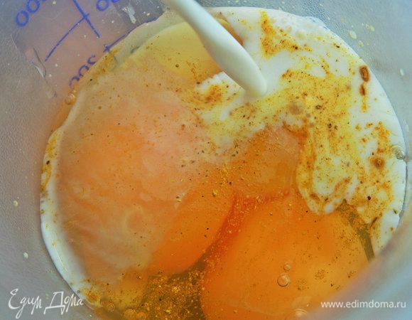 Влить молоко.