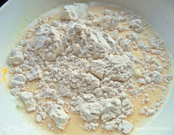 Всыпать муку и соль.
